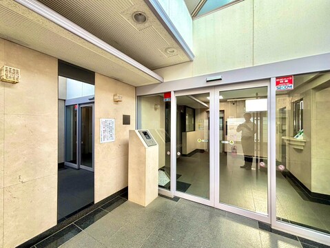 ガラス扉のエントランスホール