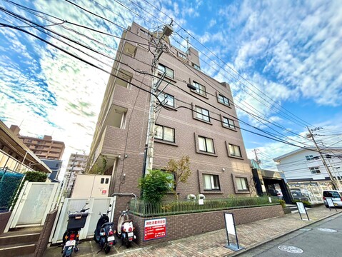 道路沿いに建つ中層マンションの外観