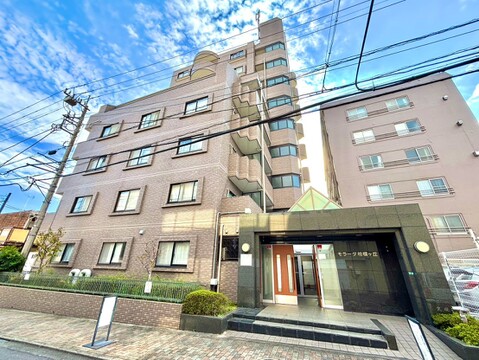 複数階の集合住宅の外観とエントランス