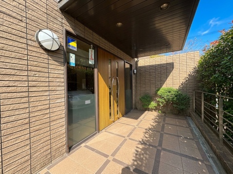 建物入口へ続くタイル張りのアプローチ
