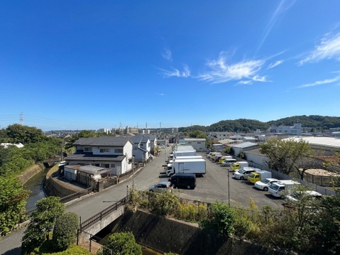 高台から見た住宅街と周辺の眺望