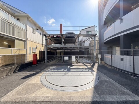 建物に囲まれた共用の舗装スペース