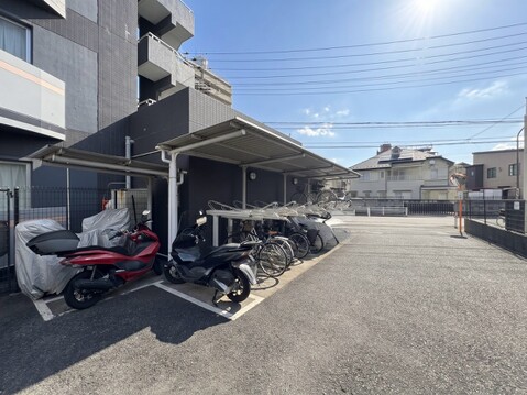 屋根付き駐輪場と広い舗装スペース