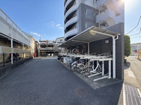建物前に屋根付きの駐輪場があります