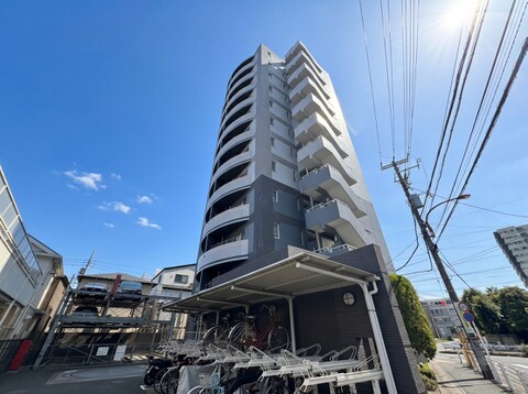 高層マンションの外観と前面道路