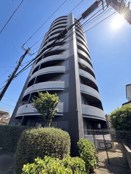 植栽のある高層マンション外観