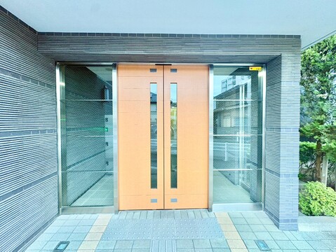 ガラス張りの玄関ポーチと木製ドア