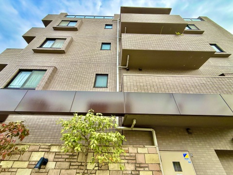 タイル張りの中高層マンション外観
