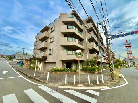 交差点に面した中層マンションの外観