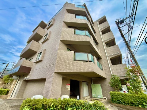 植栽のある集合住宅の外観