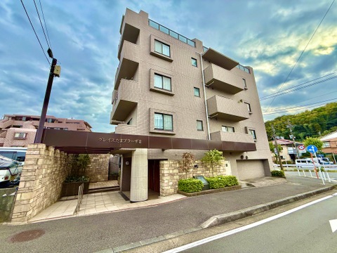 道路沿いに建つ中層マンションの外観