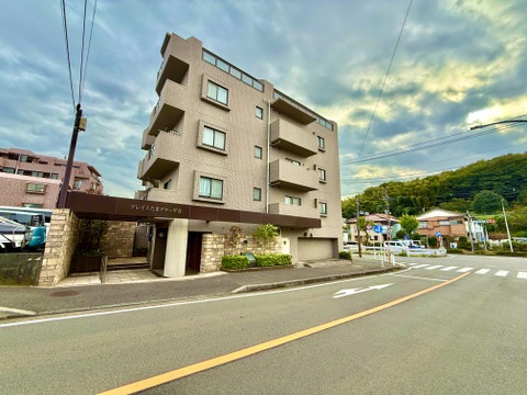 周辺道路から見た中層マンションの外観