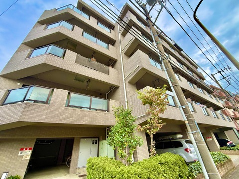 植栽のある集合住宅の外観