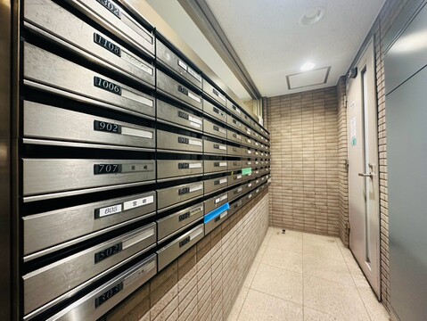 集合ポストが並ぶ共用廊下