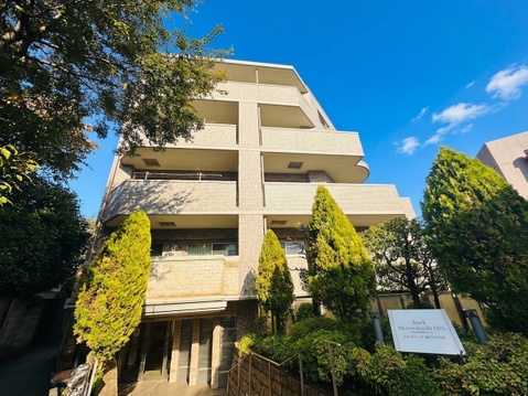 緑に囲まれた集合住宅の外観