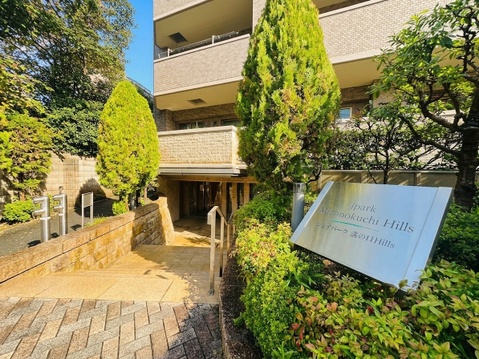 植栽に囲まれた建物のアプローチ