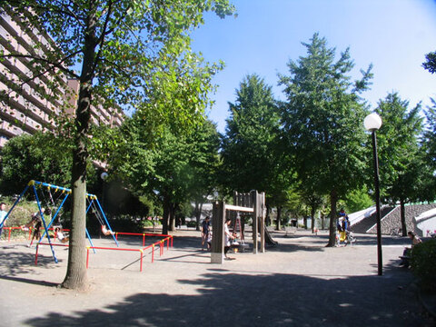 川辺公園(徒歩3分)