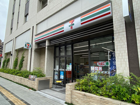 セブンイレブン 横浜川辺町店(徒歩4分)