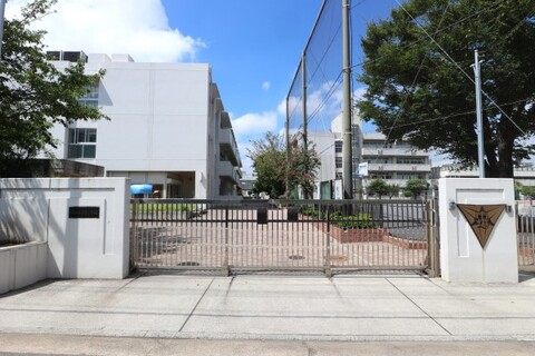 横浜市立市場小学校(徒歩4分)