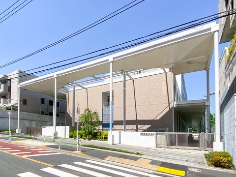 港区立三田中学校(徒歩11分)