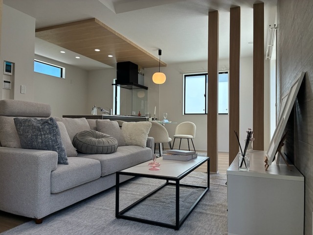 モデル家具展示中のスライド画像