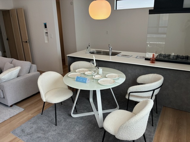 モデル家具展示中のスライド画像