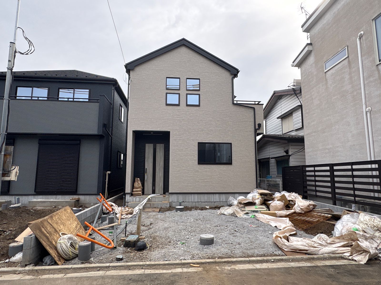 ２号棟（外観写真・建築中）のスライド画像