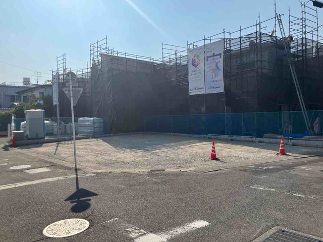建築中です（中央左：1号棟、中央：2号棟、右：4号棟）のスライド画像