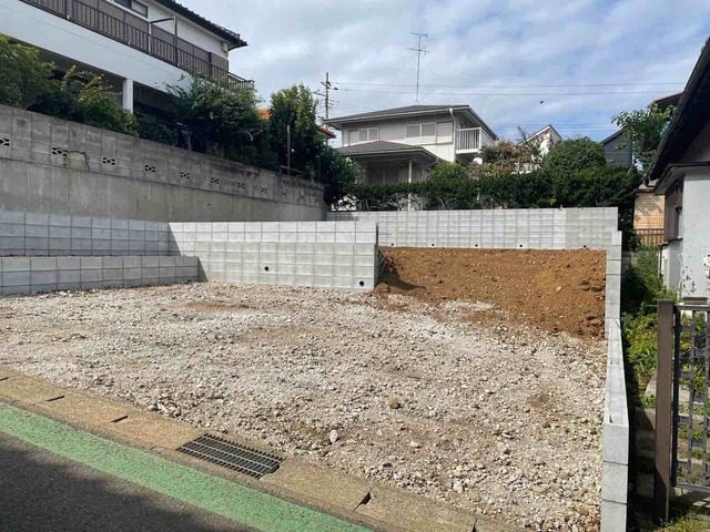 「新検見川」駅徒歩１１分の好立地！お日様や風、地面と対話ができる場所があるお家のスライド画像