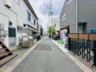 前面道路は歩道も整備され、小さなお子様にも安心
