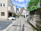 前面道路は歩道も整備され、小さなお子様にも安心