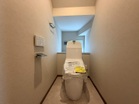 トイレは各階にございます。白を基調に、飽きのこない空間は質感豊かな仕上がりとなっております。