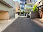 車を気にせず、玄関を出られる。お子様に優しい静かな小路。
