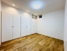 【洋室７．１帖】落ち着いたフローリングのお部屋は、どんな家具とも高相性。