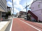 閑静な住宅街に佇む、前面公道７．３ｍで車の出入りも楽々♪