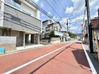 陽の光をたっぷり取り込む南側公道。