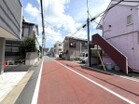 閑静な住宅街に佇む、前面公道７．３ｍで車の出入りも楽々♪