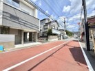 陽の光をたっぷり取り込む南側公道。