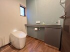 落ち着いた広い空間の水洗付きお手洗い。