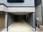 住まいと一体化した「ビルトインガレージ」が大切な愛車を雨風から守ります。
