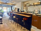 くつろぎとデザインが調和するカフェ空間。