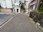 道路と段差がないため、車高の低い車でもスムーズに入出庫が可能。