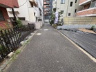 車を気にせず、玄関を出られる。お子様に優しい静かな小路。