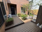 住まう方の心を和ませる豊かな緑。アプローチ空間に穏やかな表情を演出します。