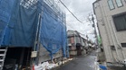 駅前の賑わいを抜け静穏の私邸へ