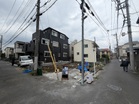 陽光が差し込む、明るく開放的な角地。