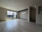 窓から光が差し込む、心地よいリビングスペース♪