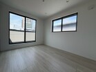 光と風が通り抜ける、2面採光の明るい居室空間。
