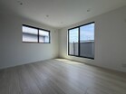 光と風が通り抜ける、2面採光の明るい居室空間。