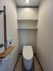 機能的なお手洗い。上部に収納棚も付いています。